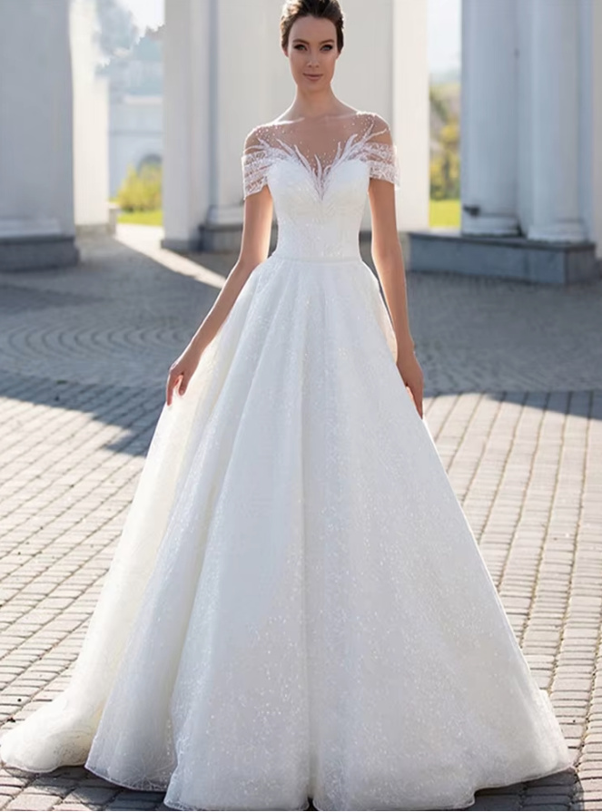 A Linie Brautkleid Dina mit Illusion Ausschnitt Perlen und Schleppe