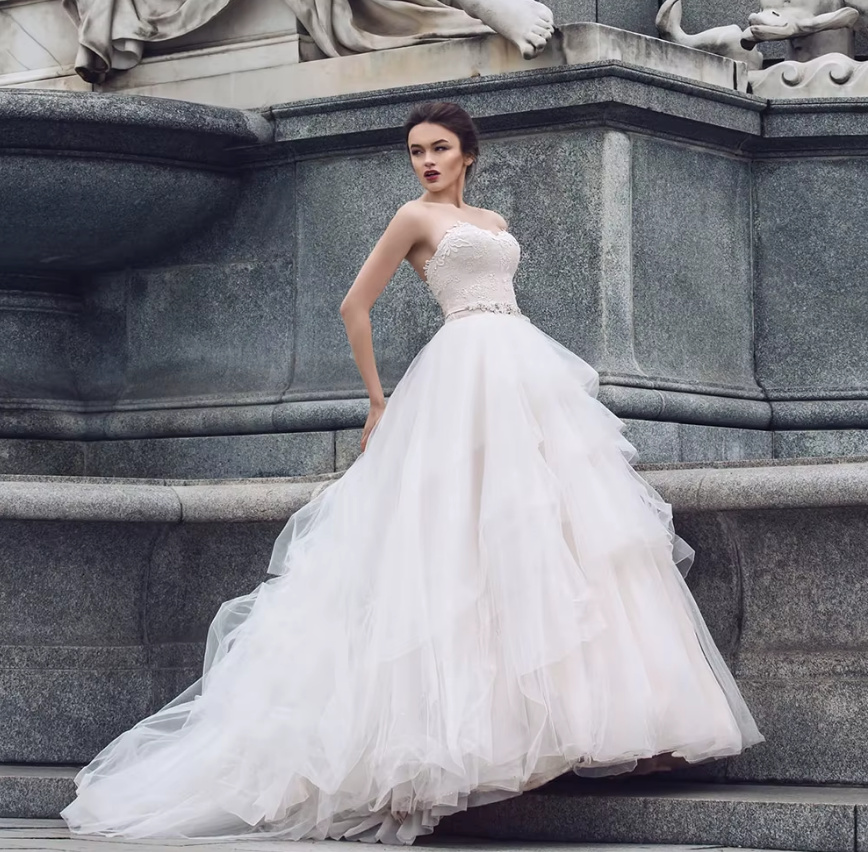 Schulterfreies Prinzessin Brautkleid mit Tüll Rock Corsage und Spitze