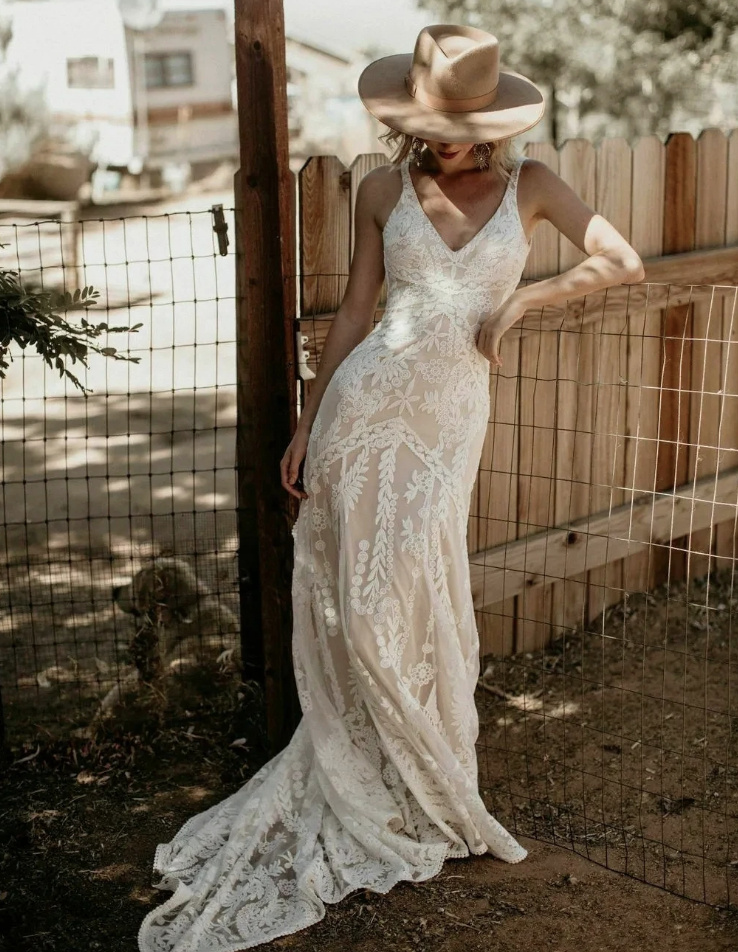 A Linie Boho Brautkleid Eireen aus Spitze mut Rückenausschnitt und Schleppe