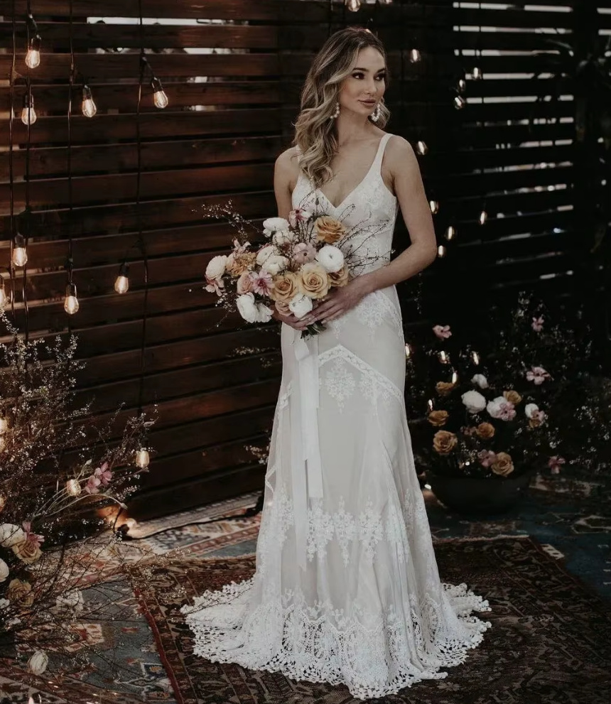 A Linie Boho Brautkleid Eleonora aus Spitze mit Spaghettiträger und Pinselschleppe