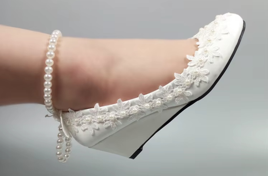 Keil Absatz Brautschuhe Emely mit Spitze und Perlen Riemen
