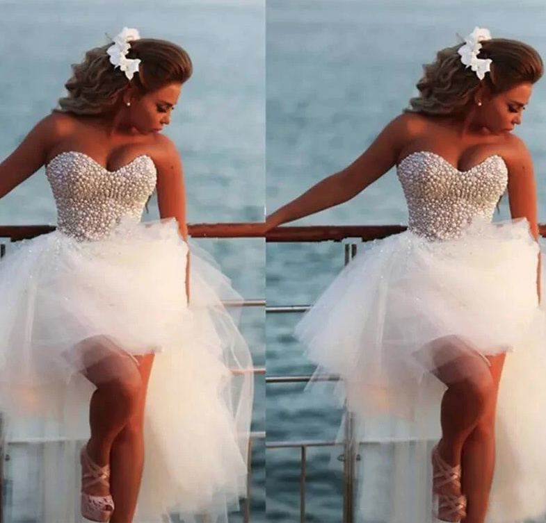 Schulterfreies Vokuhila Brautkleid Allegra mit Tüll Rock und Perrrlen