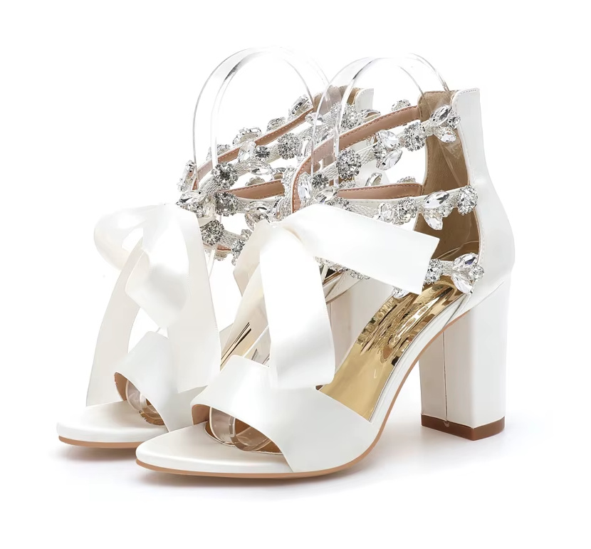 Satin Kristall Braut Sandaletten Hochzeitsschuhe in Weiß