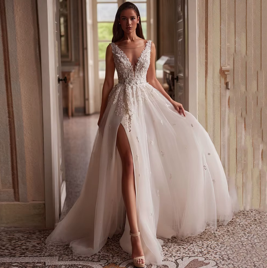A Linie Brautkleid Carmina mit V Ausschnitt Spitze und Sexy Schlitz
