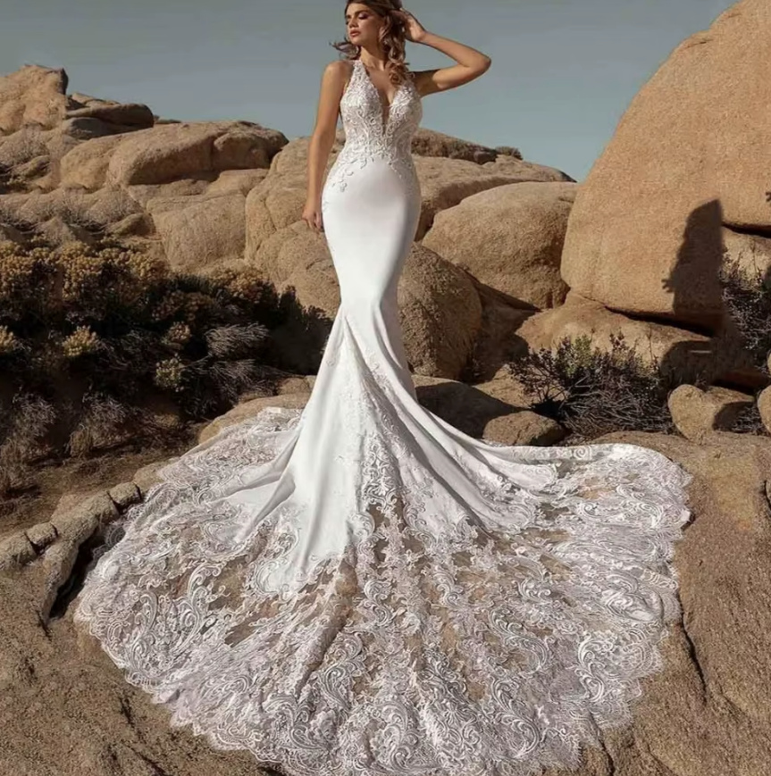 Neckholder Träger Brautkleid Chinara Rückenfrei mit Spitze und Schleppe