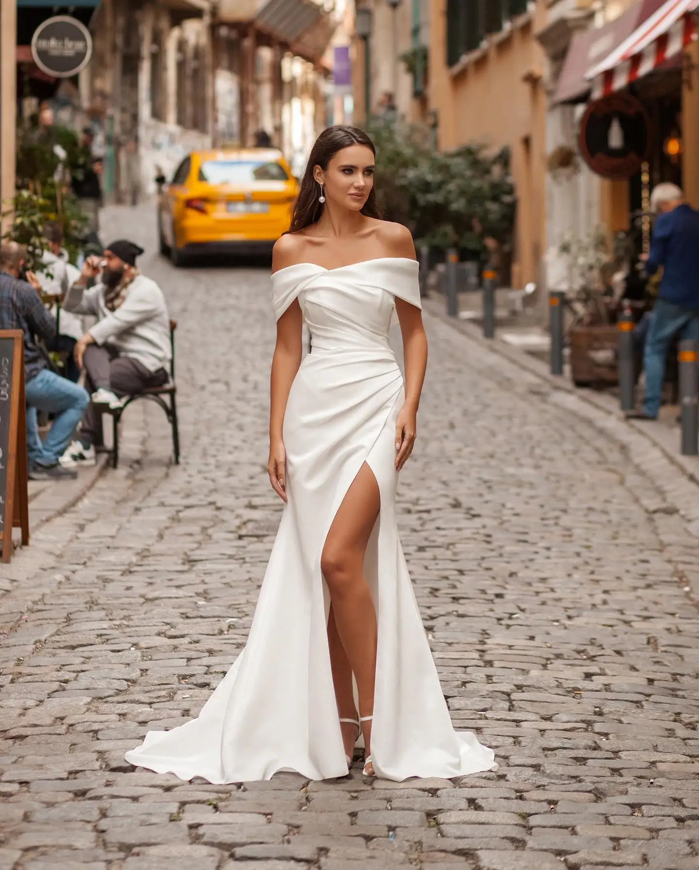 Elegantes Off-Shoulder Satin Meerjungfrau Brautkleid