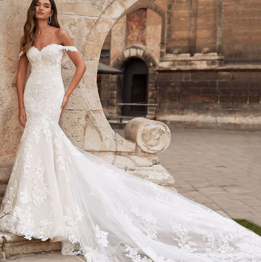  Schulterfreies Fit and Flare Brautkleid Caro mit Spitze und Schleppe