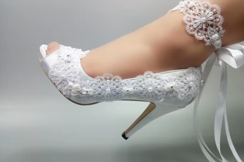 Brautschuhe Chanel Hochzeitsschuh in Weiß mit Spitze und Knöchelriemen