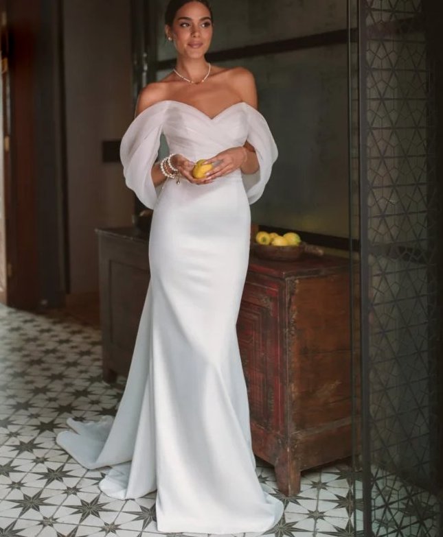 Schulterfreies Fit and Flare Brautkleid Adelheid mit Pinselschleppe