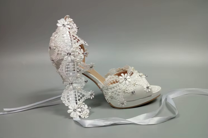 High Heel Peep Toe Brautschuhe Clarice mit Spitze Pailletten und Knöchelriemen