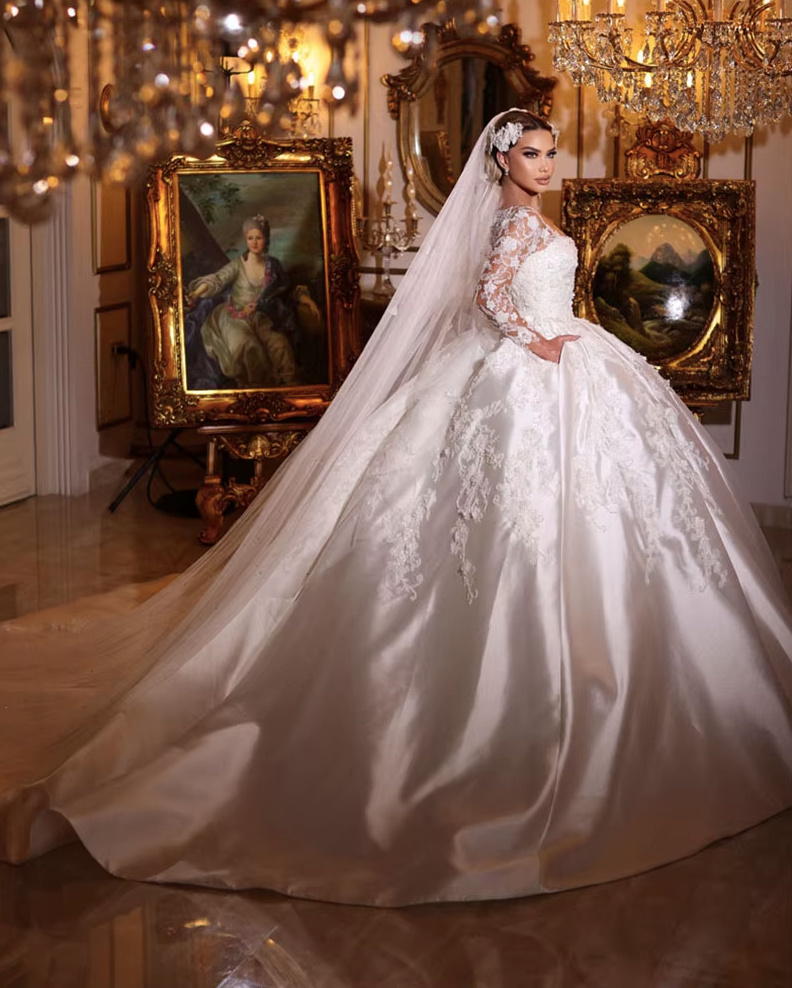 Prinzessinnen Brautkleid Cathy mit Ärmeln aus Spitze