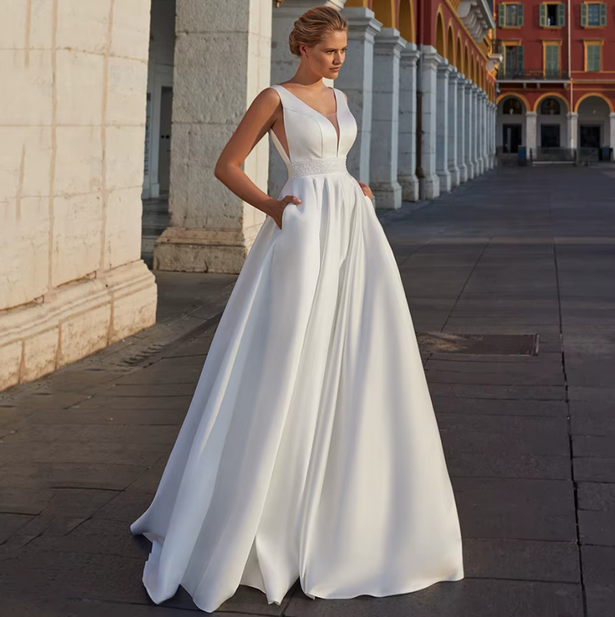 A Linie Clean Chic Brautkleid Calla mit V Ausschnitt und Taschen