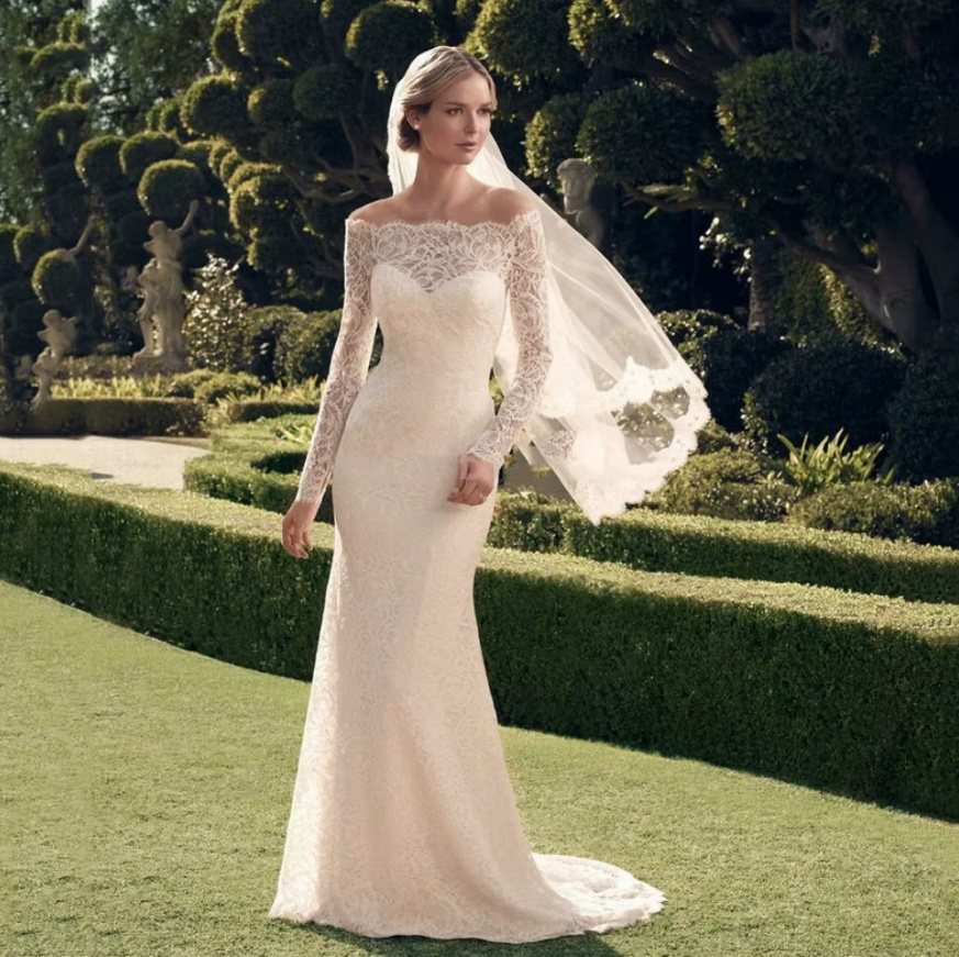 Schulterfreies Brautkleid Carolyn mit Ärmeln aus Spitze und Schleppe