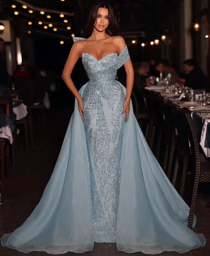 Schulterfreies I Linie Glitzer Brautkleid Charlize in Himmelblau mit Schleppe