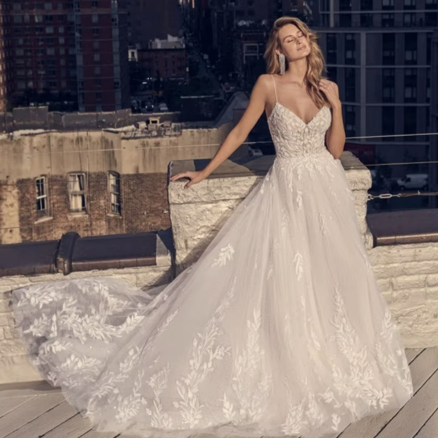A Linie Spaghettiträger Brautkleid Christin mit Spitze und Schleppe