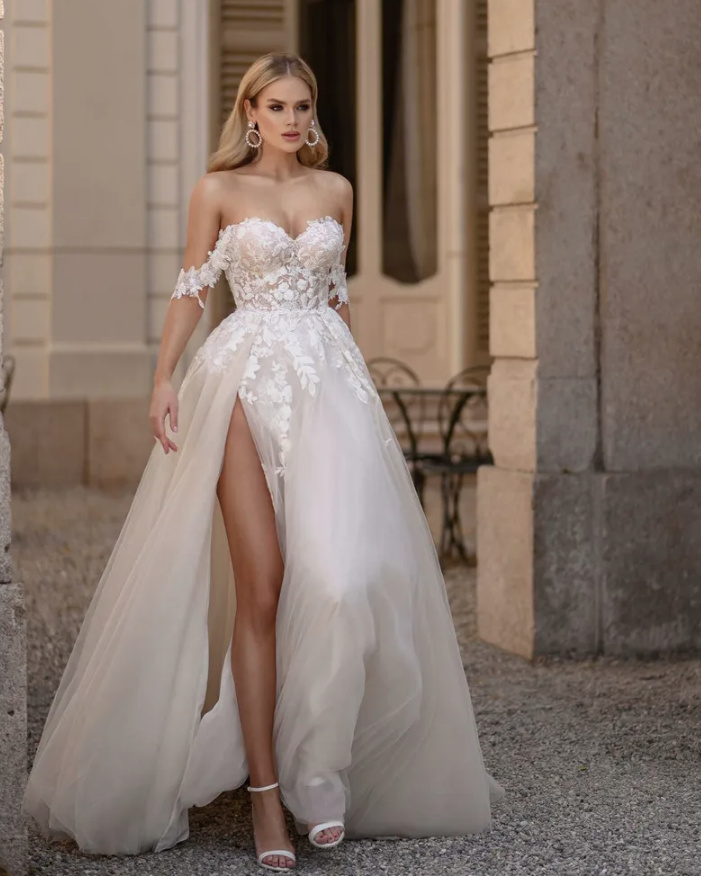 Schulterfreies Tüll Brautkleid Adrian mit Spitze und Cut Out
