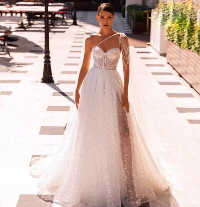 One Shoulder Mieder Glitzer Brautkleid Almina mit Perlenkette