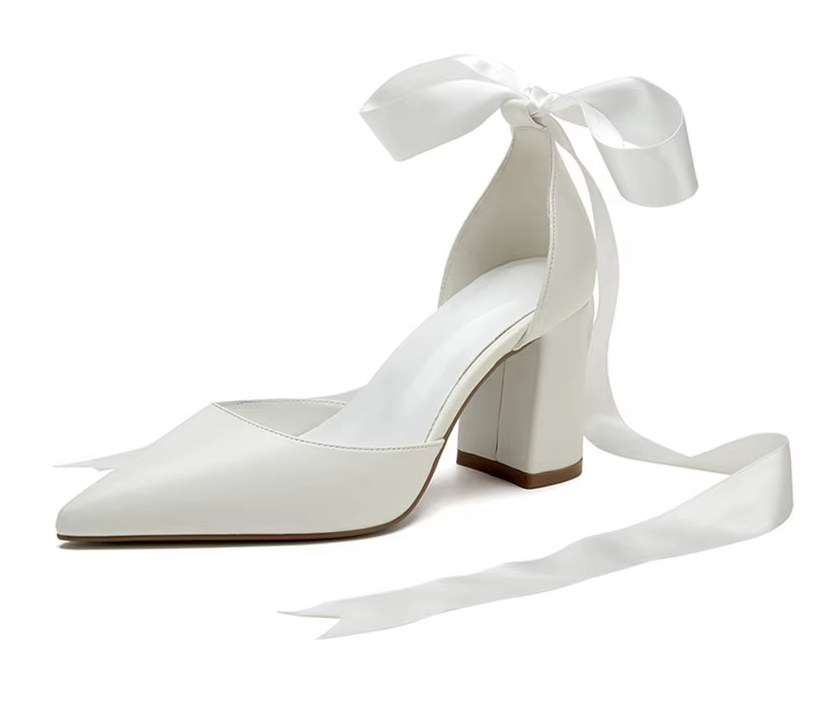 Blockabsatz Braut Pumps in Weiß mit Satin Schleife