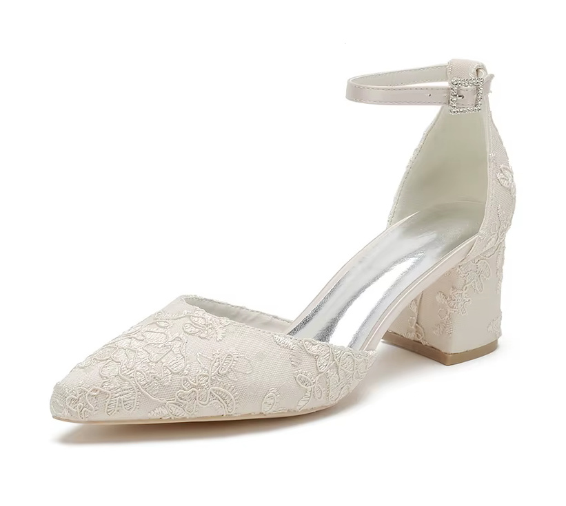 Blockabsatz Brautschuhe Danika mit Blumen Spitze und Knöchelriemen